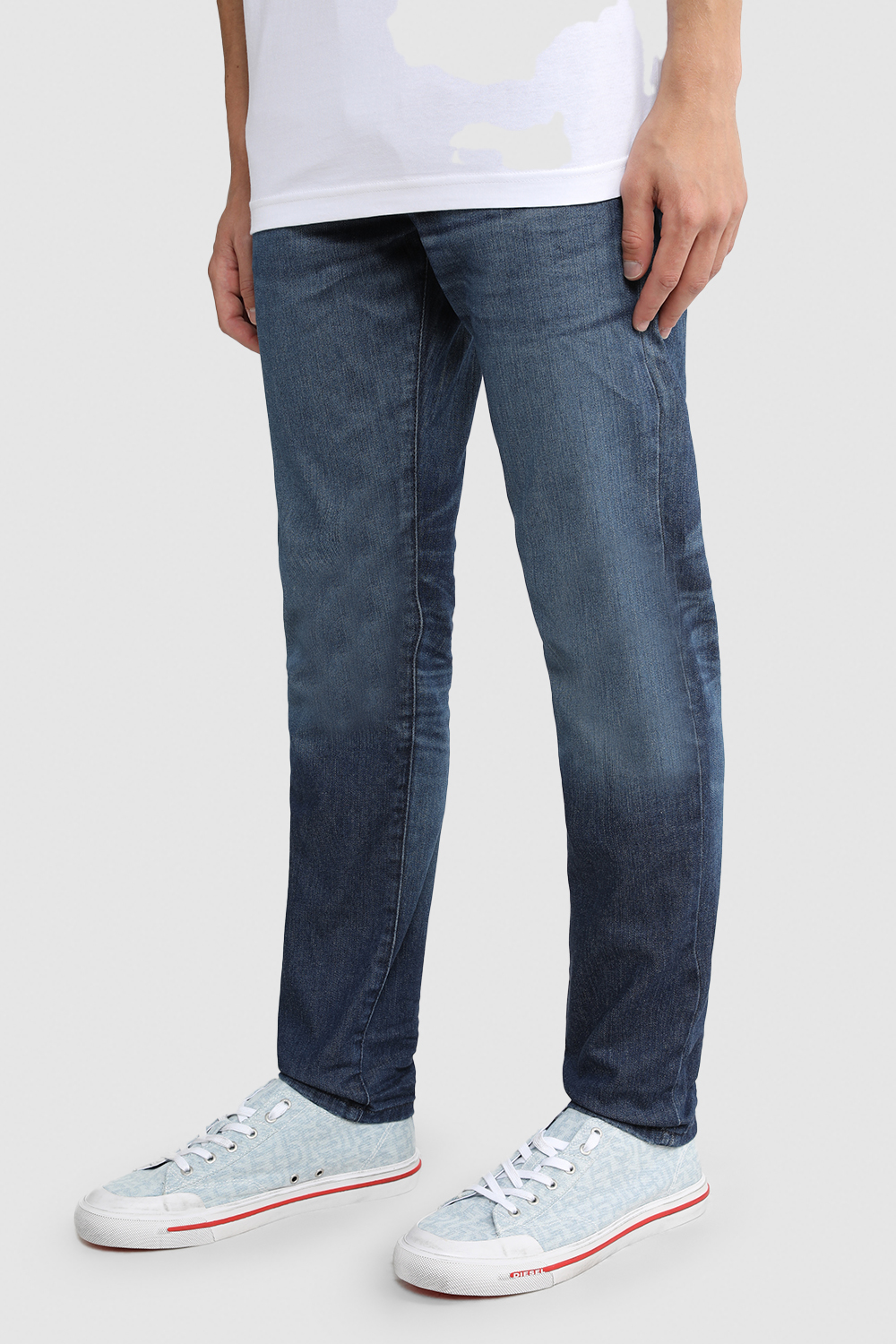 תמונת כל הלוק של נעלי סניקרס ברכיסה נמוכה עם הדפס